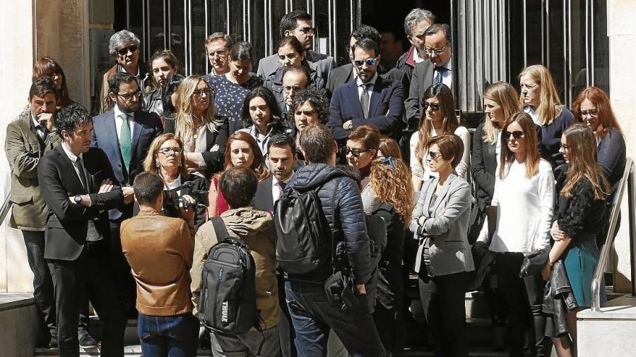Jueces y fiscales de los partidos judiciales de la provincia se concentraron ayer en Tarragona. FOTO:l milián