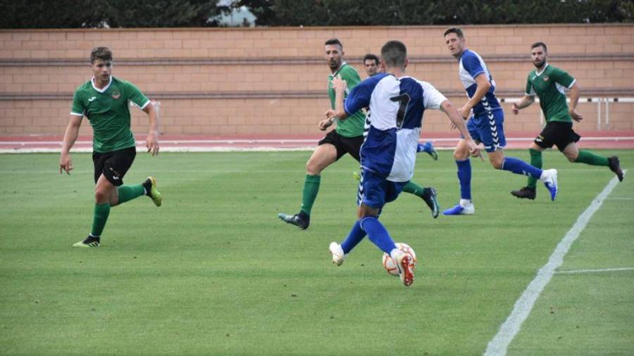 Un jugador del Sabadell lleva el balón ante varios futbolistas del Ascó, en una acción del partido disputado este sábado. Foto: CE SABADELL