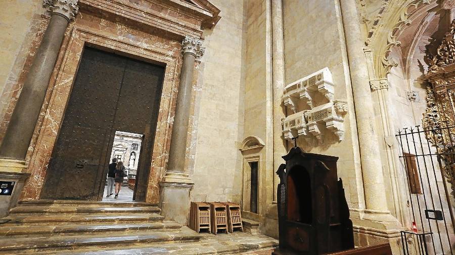 El osario donde se encuentran los restos de Guillem de Torroja está justamente al lado de la entrada de la Capella del Santíssim. FOTO: Pere Ferré