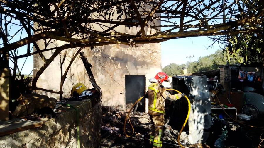 Los Bombers apagaron el fuego el pasado sábado por la mañana en esta masía abandonada del Camí Sínia de Cabeces. FOTO: DT
