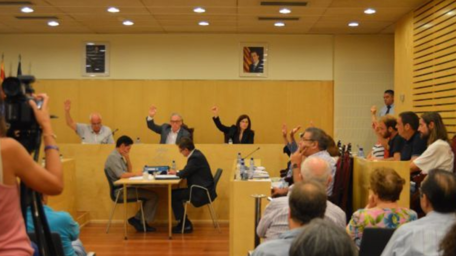 El interventor, a la izquierda de la mesa que precede al alcalde Josep Poblet. FOTO: DT