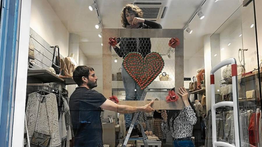 Imagen de dos de los escaparates que los alumnos de FP realizaron el año pasado para tiendas de Tarragona.  FOTOS: CEDIDAS