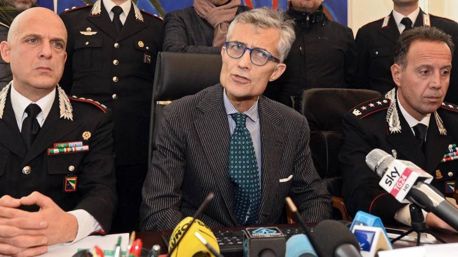 El fiscal italiano Giuseppe Amato (c), tras el arresto del serbio Norbert Feher el viernes. FOTO: benvenuti/efe