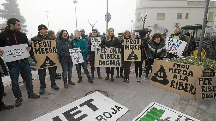 La Plataforma Ribera Digna i Almatret Net dijous al matí protestant davant del Consell Comarcal de la Ribera d’Ebre. FOTO: Joan Revillas