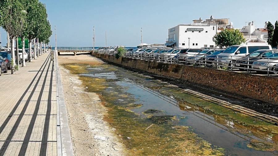Los vecinos dicen que el canal de La Móra «es un rebosadero de aguas sucias» y denuncian «el mal estado» de los puentes. FOTO: Fabián Acidres