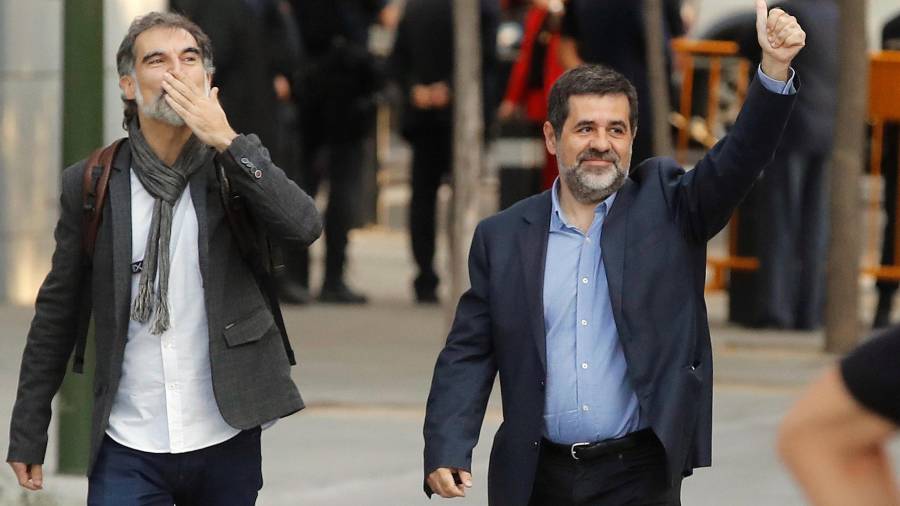 Los presidentes de la Asamblea Nacional Catalana, Jordi Sànchez, y de Òmnium Cultural, Jordi Cuixart, a su llegada a la Audiencia Nacional, desde donde fueron enviados a prisión
