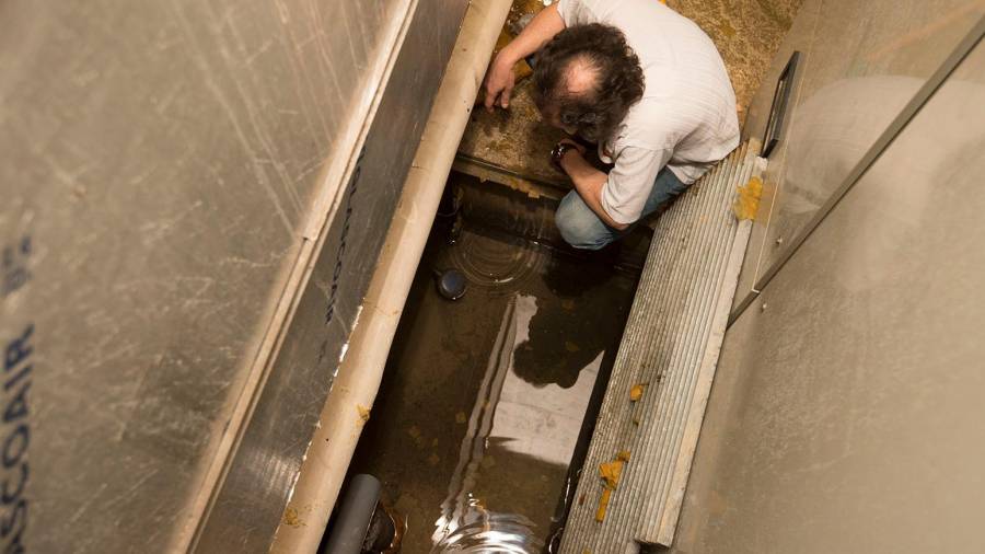 Traient aigua del soterrani del Mercat Municipal de Tortosa. Foto: Joan Revillas