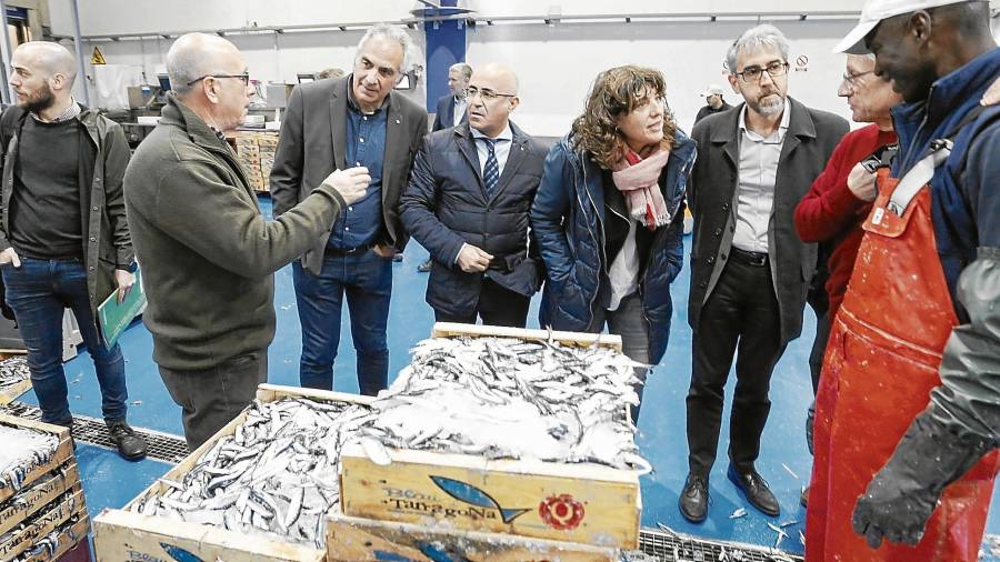 La consellera de Pesca, Teresa Jordà, acompañada de representantes de la Generalitat y de la Confraria, este lunes, durante su visita. FOTO: Pere Ferré