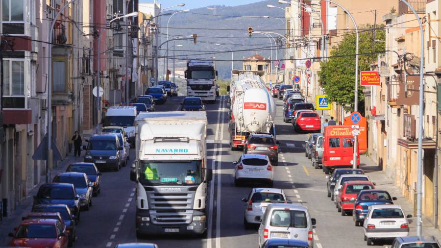 Los camiones de gran tonelaje en su paso por la N-340 en el centro del municipio de L’Arboç (Baix Penedès). FOTO: Pere Ferré
