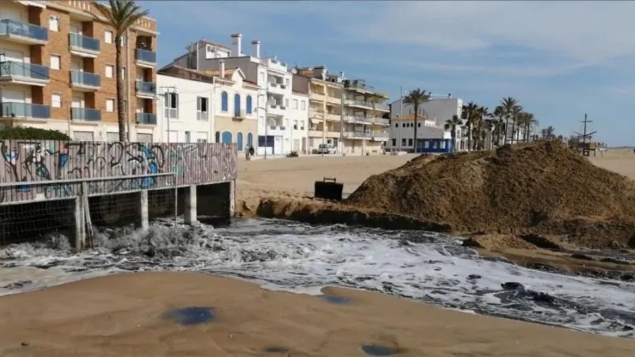 El depósito de El Vendrell evacuando agua en una prueba.