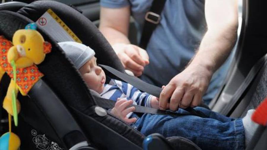 Imagen de archivo de un bebé en un coche. Cedida