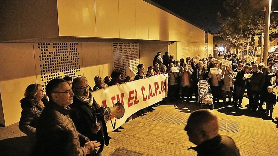 Imagen del pasado noviembre, cuando los vecinos salieron a protestar delante del CAP. FOTO: Pere Ferré
