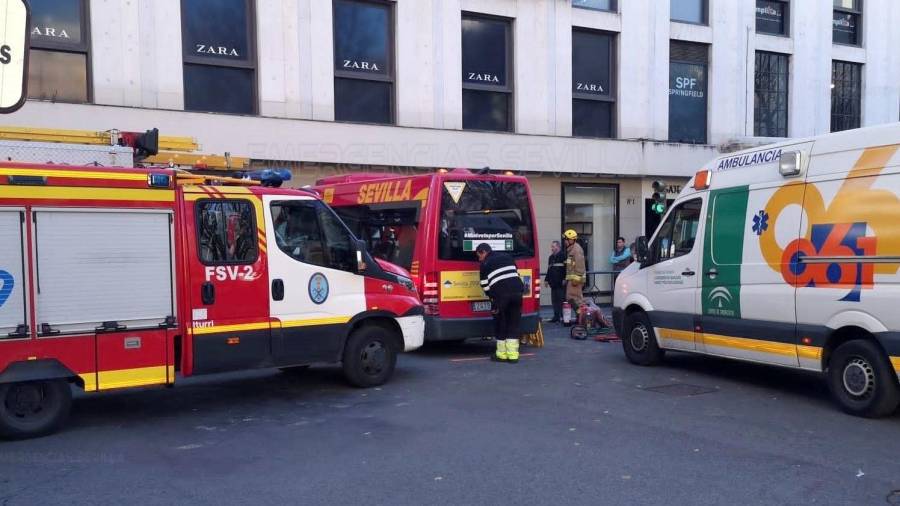 Nueve personas han resultado heridas de diversa consideración tras empotrarse un microbús urbano en Sevilla contra la fachada de una tienda