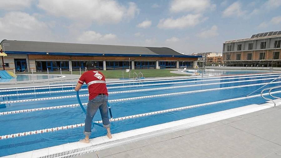 Imatge de la piscina d’Amposta, un dels serveis que serà gestionat per l’empresa pública. FOTO: Joan Revillas