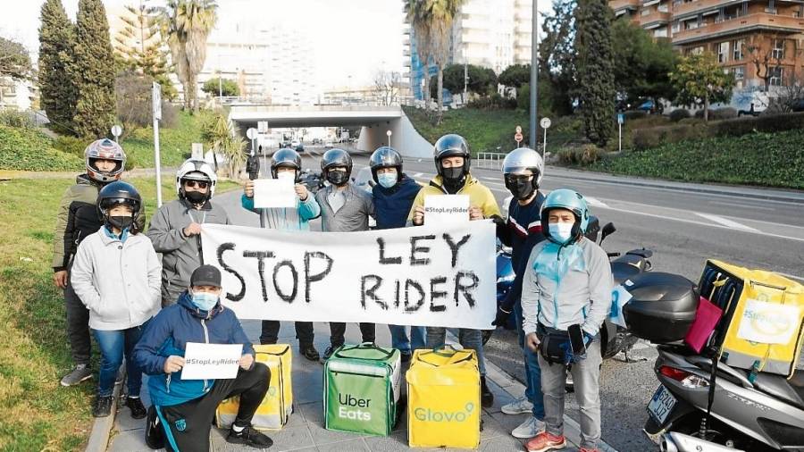 Una treintena de ‘riders’ participaron en una marcha que partió delante del Parc Central. FOTO:ALBA MARINÉ