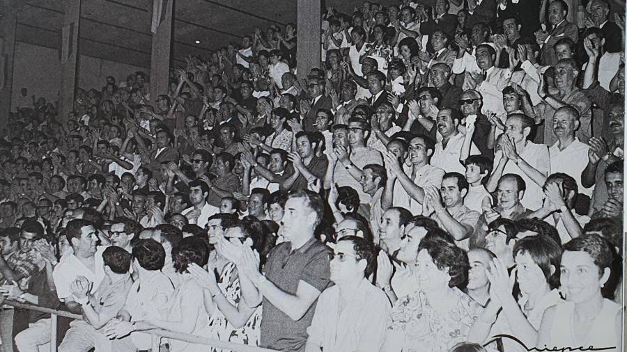 P&uacute;blico en el viejo pabell&oacute;n del Reus en la semifinal de la Copa de Europa ante el Oporto, en agosto de 1970. FOTO: Niepce/&Agrave;lbum del centenari del Reus Deportiu