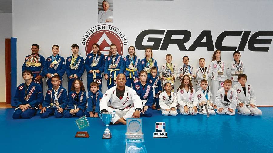 Los niños del Gracie Barra Vila-seca con sus medallas junto a su entrenador, el campeón del mundo Cristiano Ribas. FOTO: DT