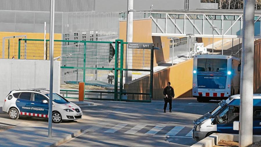 La llegada de presos se hace con un autobús de los Mossos, pero el caso de Forcadell es especial y posiblemente llegue en coche. FOTO: DT