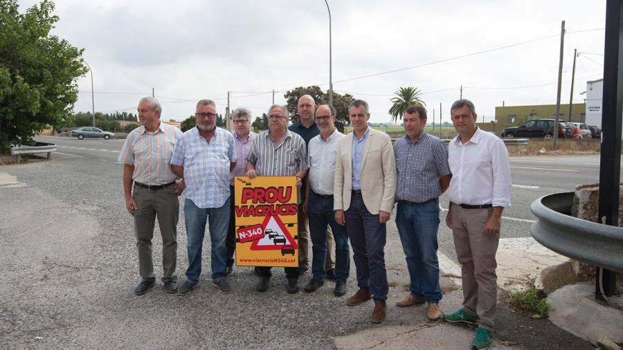 Els alcaldes i regidors d’ERC amb el senador Miquel Aubà a l’N-340 presentant la iniciativa. Foto: J. Revillas