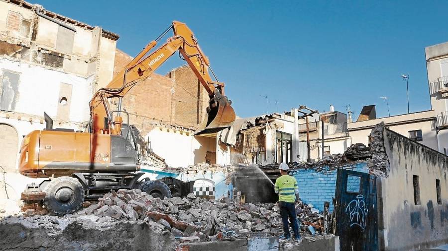 a excavadora derribando las viviendas, ubicadas en las calles Sant Francesc y Sant Benet. FOTO: Alba Mariné