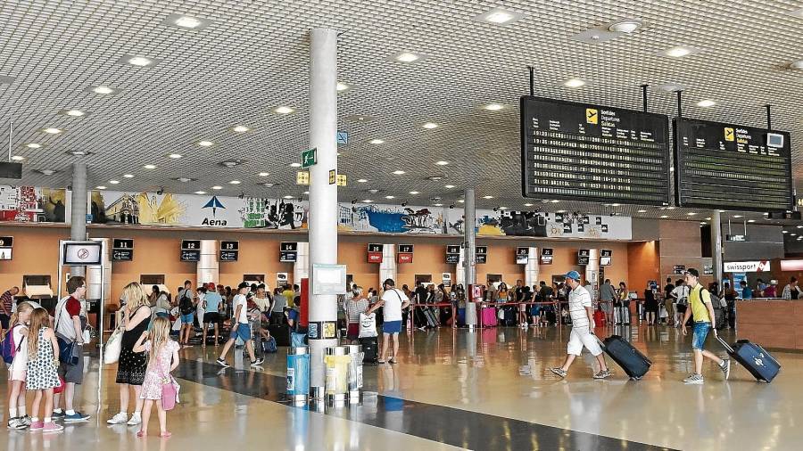 Pasajeros hacen cola en el aeropuerto de Reus FOTO: Alfredo González