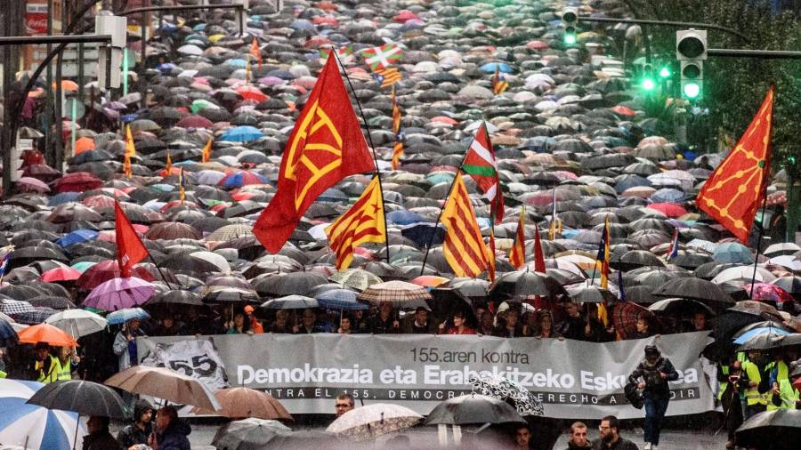 Vista general de la manifestación convocada por EH Bildu, los sindicatos nacionalistas y Gure Esku Dago contra la aplicación del artículo 155 en Cataluña, con el lema 155 no. Democracia y derecho a decidir. FOTO: EFE