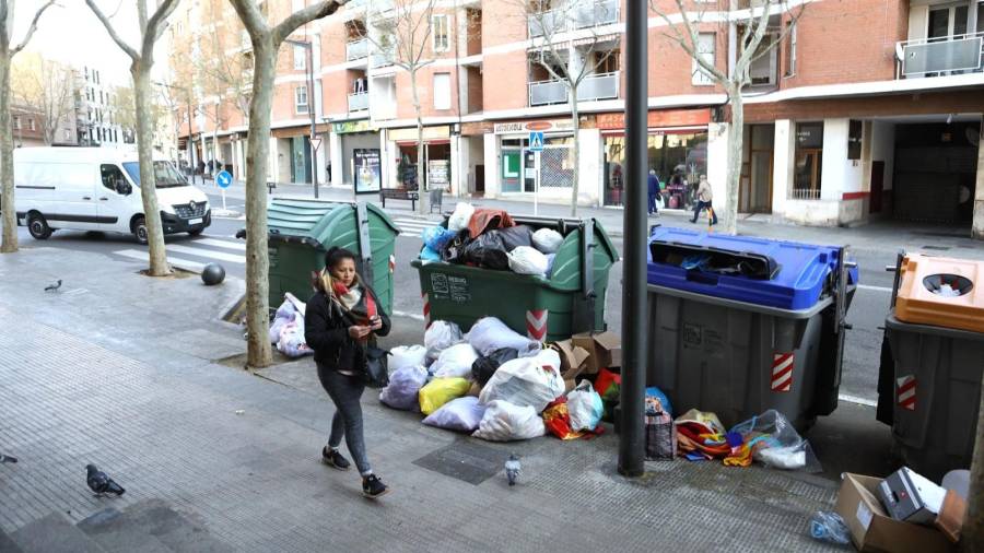 Contenedores de la calle Cambrils llenos de basura esta mañana. FOTO: Alba Mariné