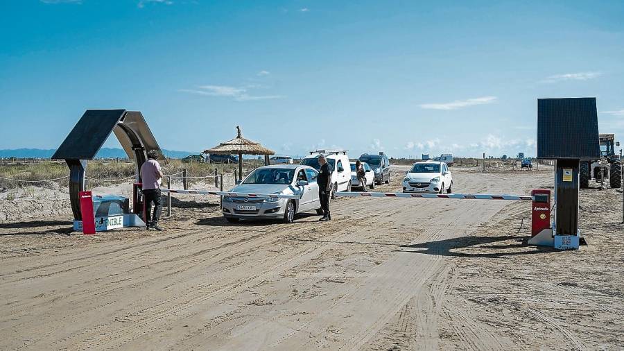 Els vehicles accediran a la platja a través d’una barrera automàtica i per sortir s’haurà de fer el pagament previ. FOTO: Joan Revillas