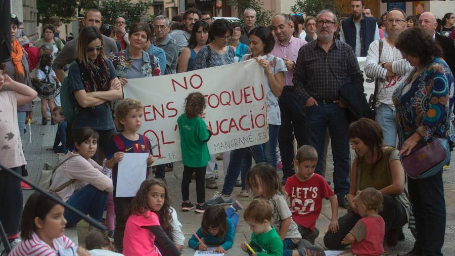 Ahir alumnes, pares i professors a la plaça de l'Ajuntament de Tortosa. Foto: Joan Revillas