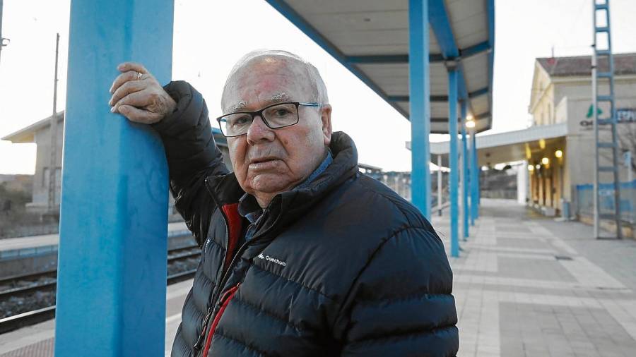 Eugenio Salguero, a l’estació de trens de l’Espluga. Porta més de 27 anys fent el manteniment de la zona. FOTO: PERE FERRÉ