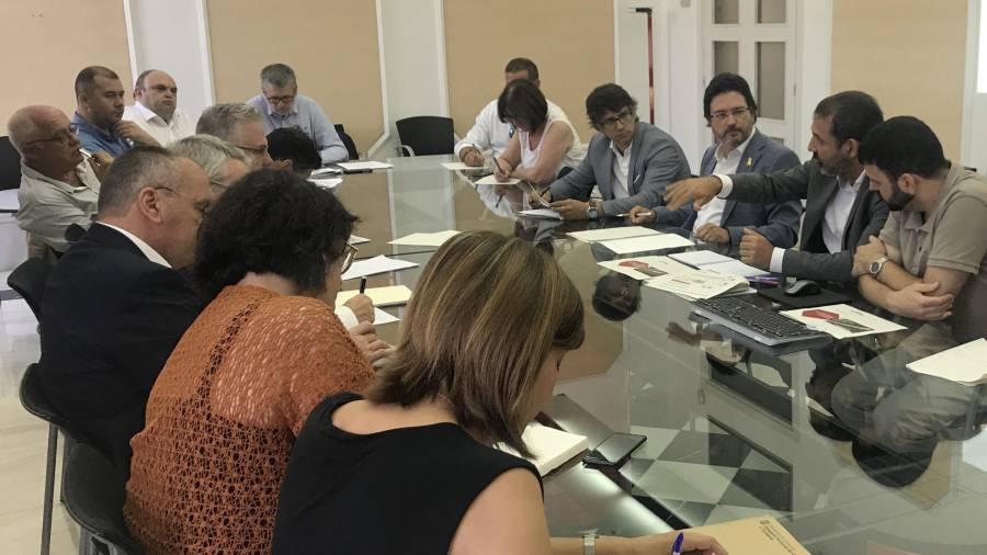 Isidre Gavín se reunió con los representantes municipales. Foto: DT