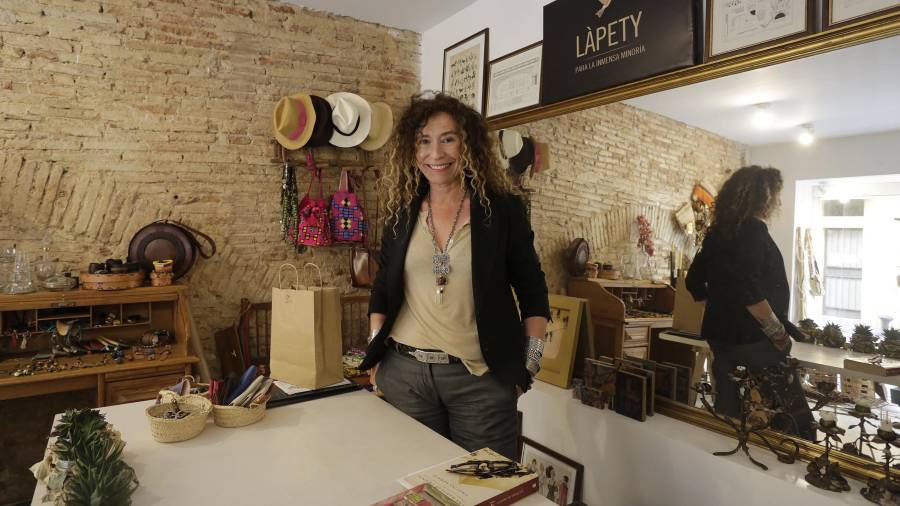La tarraconense Carmen Dapena en el interior de su tienda, donde ha buscado la unicidad en todos sus artículos. Foto: LLUÍS MILIÁN