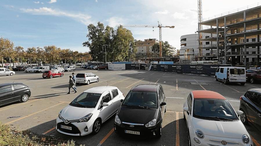 El solar de Horta de Santa Maria ha reducido de nuevo su espacio para estacionar los coches. FOTO: PERE FERRÉ