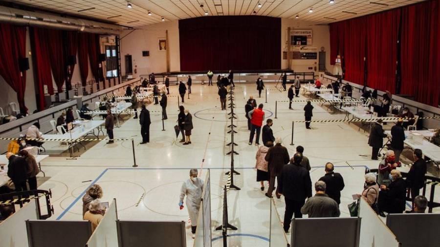 Imagen de las mesas electorales en el Pavelló del Casal, en Montblanc. DT