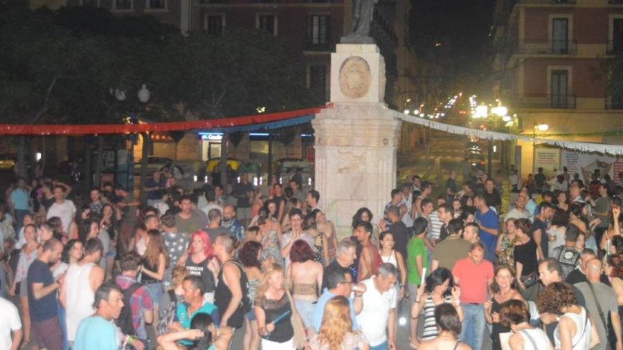 Verbena organizada en la Plaça dels Carros la noche de Sant Joan el año pasado. FOTO: BLOGSPOT/BARRIDELPORT