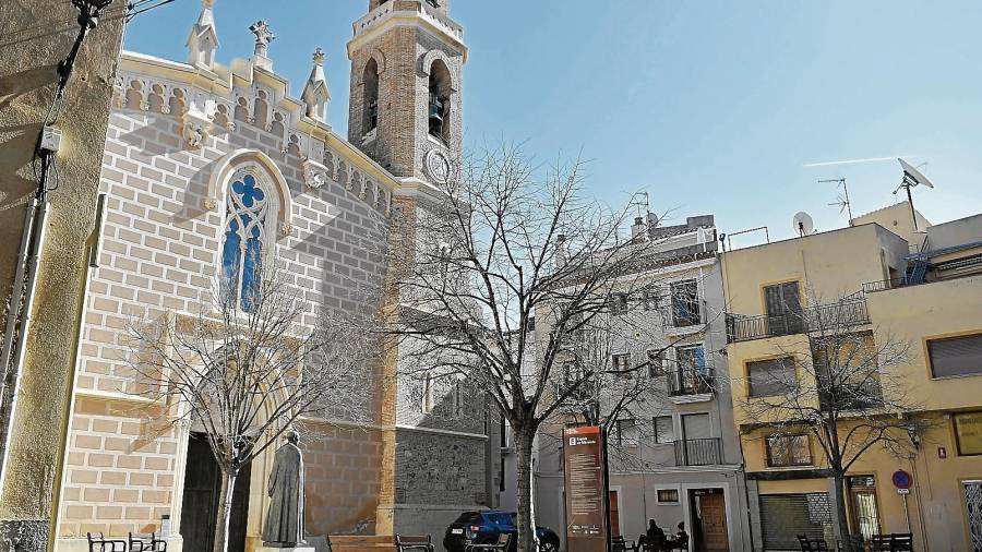 Aspecto actual de la plaza de la iglesia de Santa Maria de Cambrils, en el núcleo antiguo del municipio. FOTO: ALFREDO GONZÁLEZ