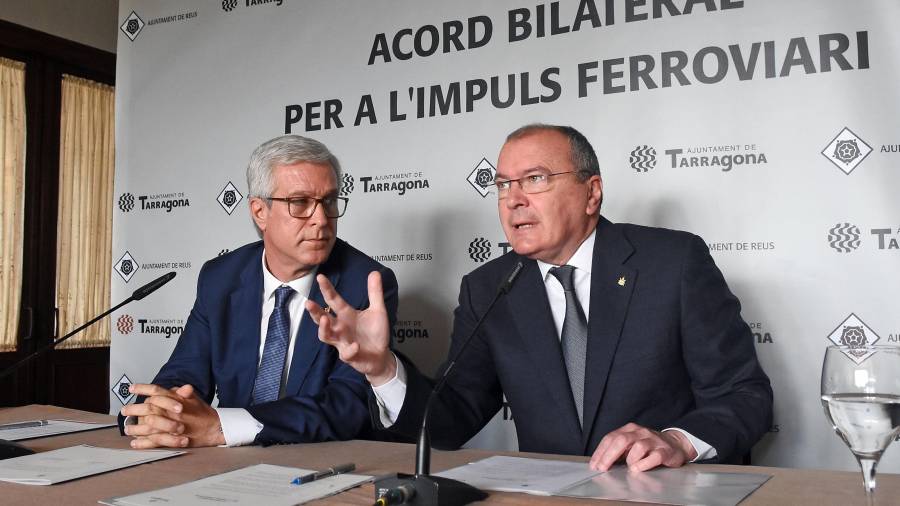 Josep Fèlix Ballesteros y Carles Pellicer, en la rueda de prensa en la que presentaron el acuerdo bilateral ferroviario, en La Boella. Foto: Alfredo gonzález/DT