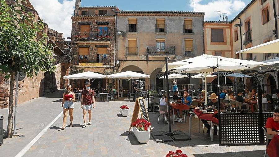 La plaza Major de Prades, el pasado viernes al mediodía, con visitantes en las terrazas de los restaurantes. FOTO: Alba Mariné