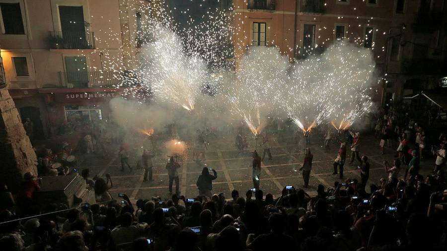 ‘Encesa’ del Ball de Diables en la Plaça de les Cols, durante la ‘cercavila’ de fuego de Sant Joan. FOTO: LLUÍS MILIÁN/DT