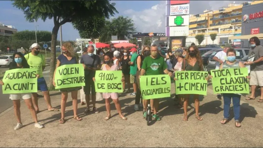 Protesta contra la tala de un bosque en Cunit.