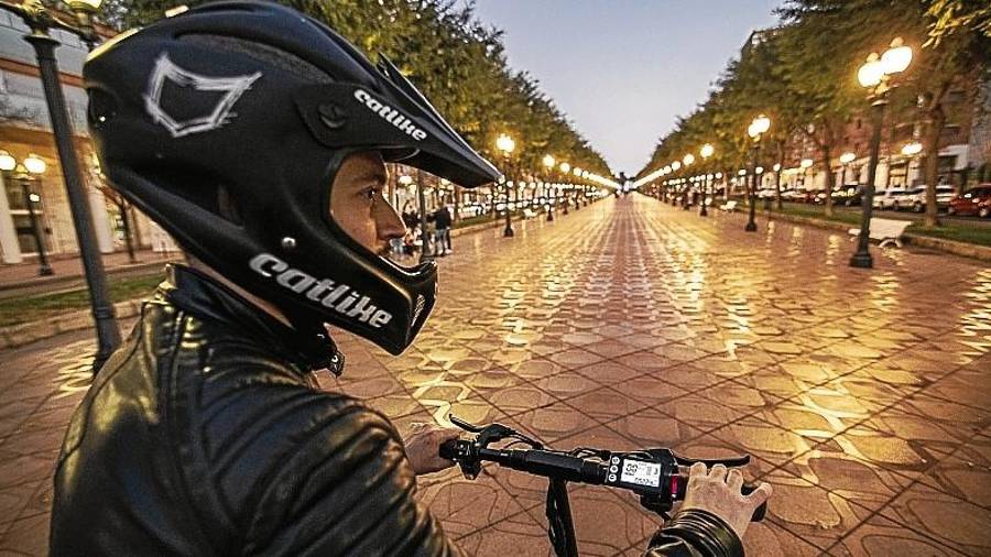 La nueva ley de tráfico de la DGT, que entra en vigor en marzo, también obligará a los usuarios de patinete a llevar casco. FOTO: ÁNGEL ULLATE