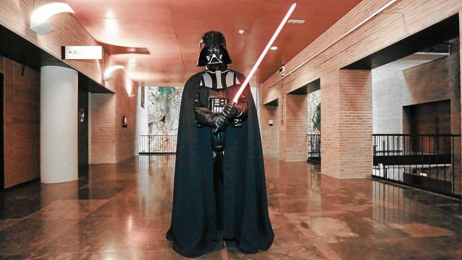 Darth Vader mantuvo a los periodistas a raya en la presentación de la Starraco Wars. FOTO: fabián acidres