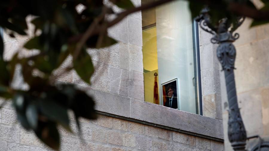 Una fotografía de Carles Puigdemont, cesado por el Gobierno como presidente catalán, colgada en uno de los despachos del Palau de la Generalitat. FOTO: EFE