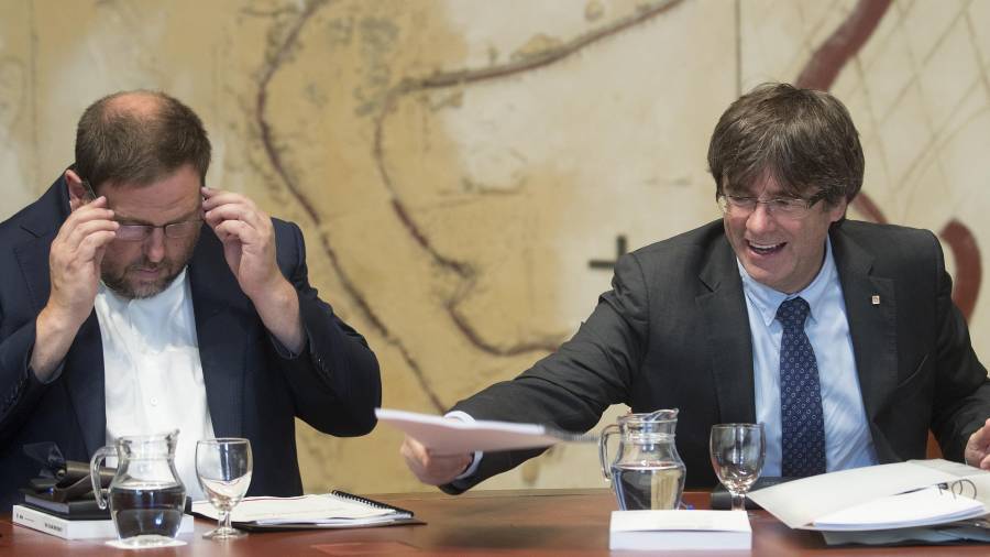 El presidente de la Generalitat, Carles Puigdemont (d), junto al vicepresidente y conseller de Economía, Oriol Junqueras (i). Foto: EFE