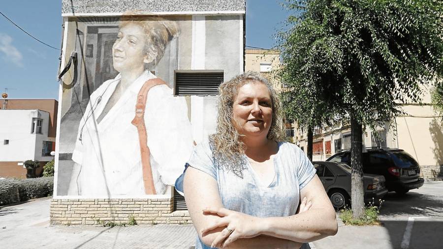 La portavoz del PSC, Sandra Ramos, el pasado viernes ante el mural ‘de la Mari’, en el barrio de Parc Riuclar. FOTO: PERE FERRÉ