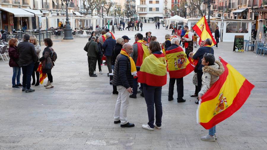 Una trentena de persones es van manifestar a la plaça de l’Font amb els lemes «Prou a l’independentisme!» i «Catalunya som tots!» foto: pere ferré