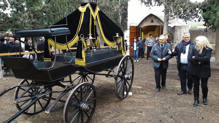 Imatge del carruatge, ja restaurat, un vehicle que traslladava els difunts del poble des de la parròquia al cementiri per donar-los sepultura. FOTO: Joan Boronat