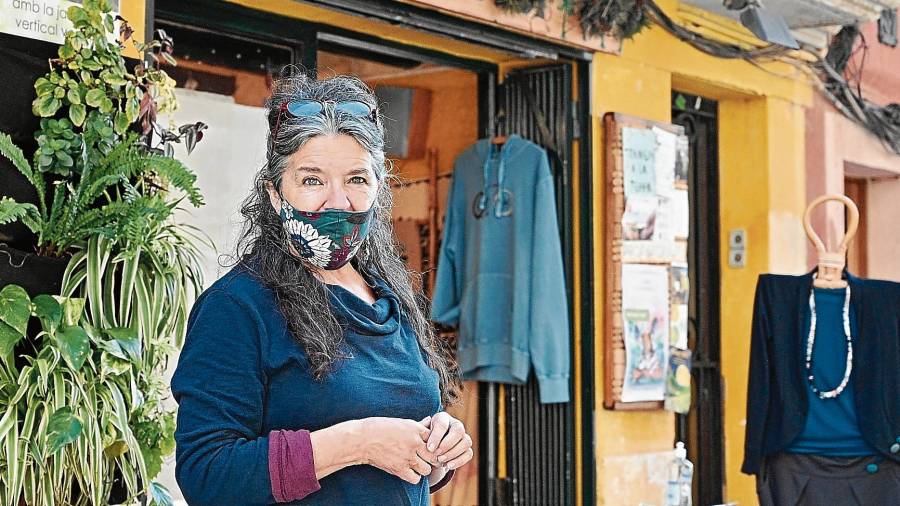 Fabiana Quirós en la entrada de la tienda El Árbol, de la que es propietaria. Es una las adheridas. FOTO: Alfredo Gonzalez