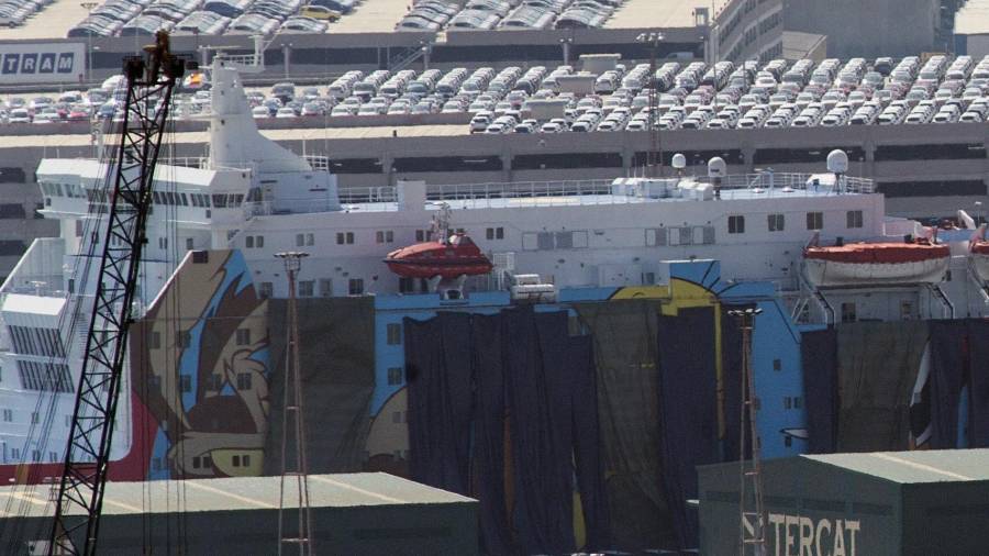 El domingo colocaron lonas para tapar los dibujos de Piolín en el barco lleno de guardias civiles. Foto. Efe