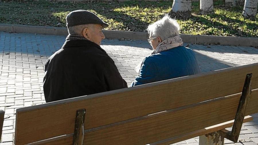 Imagen de dos personas de la tercera edad sentadas en un banco. FOTO: CEDIDA